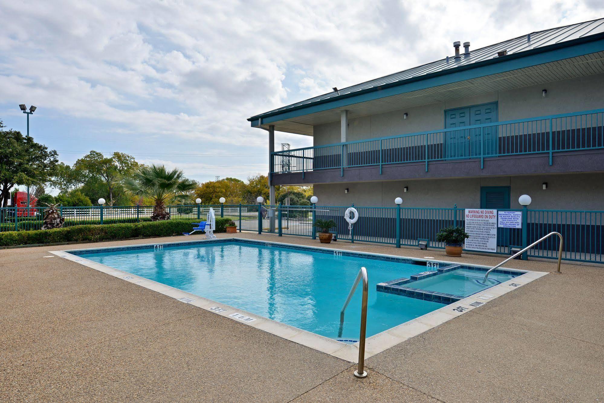 Americas Best Value Inn Fort Worth Esterno foto